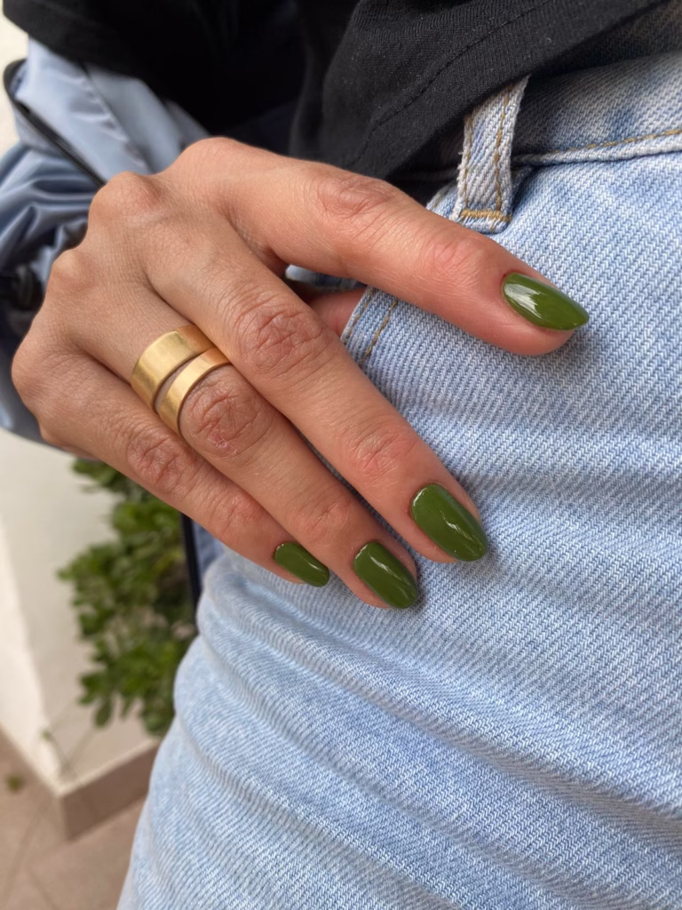 Dark green nails for fall 2025