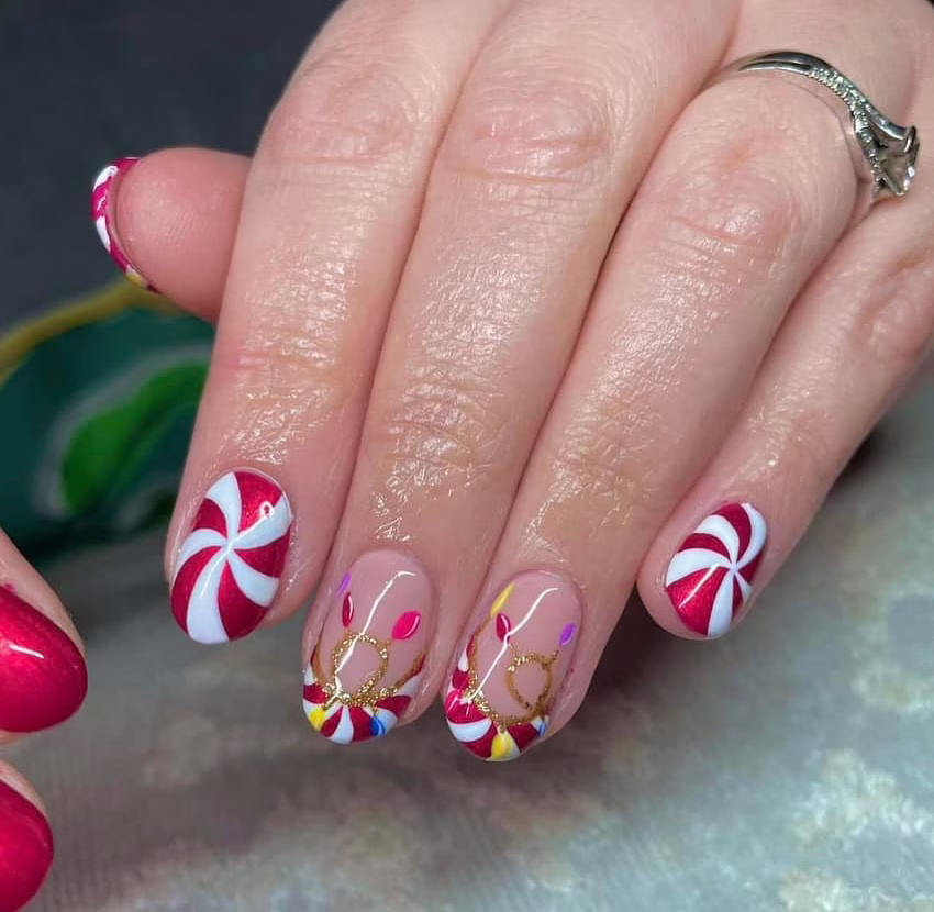 Classic candy cane striped Christmas nails.